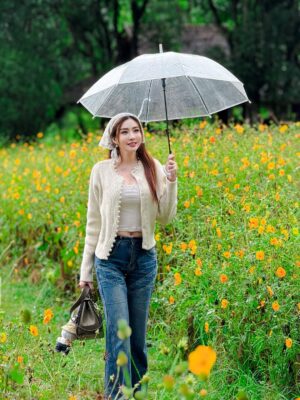 Nan Su Yati Soe Instagram - မိုးတွေသည်းသည်းမည်းမည်းရွာသွန်းခဲ့တဲ့ နေ့လေးတနေ့ပေါ့ မင်းနဲ့တွေ့ပါတယ် 🌧️ ☔️❤️ #rainy #flowers