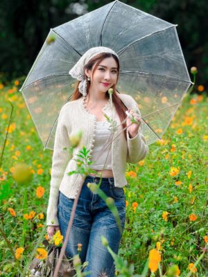 Nan Su Yati Soe Instagram - မိုးတွေသည်းသည်းမည်းမည်းရွာသွန်းခဲ့တဲ့ နေ့လေးတနေ့ပေါ့ မင်းနဲ့တွေ့ပါတယ် 🌧️ ☔️❤️ #rainy #flowers