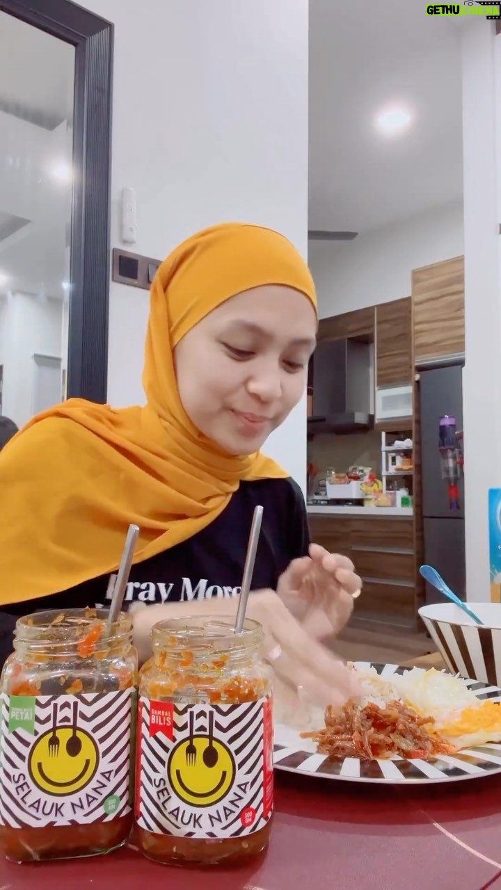 Nana Mahazan - 4.4K Likes - Abaikan muka bangun sahur tu.. ni tgk balik ni pun boleh dapat bau n rasa sambal bilis @selauknana ni.. adududududduduuuu.. Ampunnn.. saje nak bgtau, stock dah masuk, lambat tinggal.. and oh, utk postage semua kita akan guna pouch ya bukan botol.. tapi jgn risau, rasa n berat bersih masih sama ok..