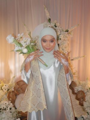 Nana Mahazan Instagram - Congratulations adik.. So happy for you 🤍🤍 Sorry i couldn’t make it today 😩 Kakak doakan yang baik baik utk adik and semoga Allah pelihara sehingga ke jinjang pelamin dan ke syurga.. 😘 i see you tomorrow..