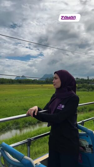 Nana Mahazan Instagram - Seronok betul lah naik bas pusing Perlis waktu pagi. Cuaca pula cantik snagat. Tapi @faizalfbi76 tu kenapa ? 😂
#ZayanShare