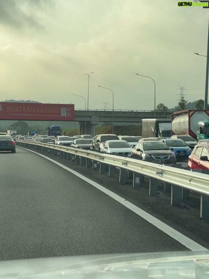 Nana Mahazan - 1.3K Likes - Walau seketika 🤍

Drive safe semua yang pulang kekampung atau kemana jua tujuaannya.. Happy holiday semua 😘
