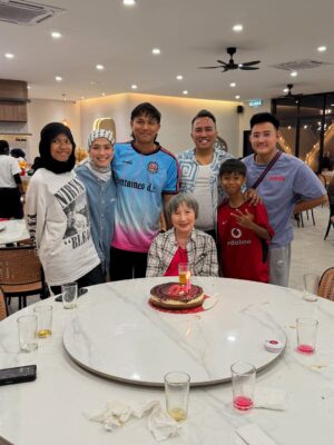 Nana Mahazan Instagram - A quick (but oh-so-meaningful) getaway with the people who love you unconditionally, never asking for anything in return.
Celebrated my MIL’s birthday and so happy Mak & Abah joined the fun too… yay! 🥰
Lepas Subuh n bfast tadi terus gerak balik KL sorang-sorang sebab ada event kat Pavilion KL today. Briefing & rehearsal at 11 AM, event starts 5 PM. Let’s gooo! Jumpa sana guysss.. 😘