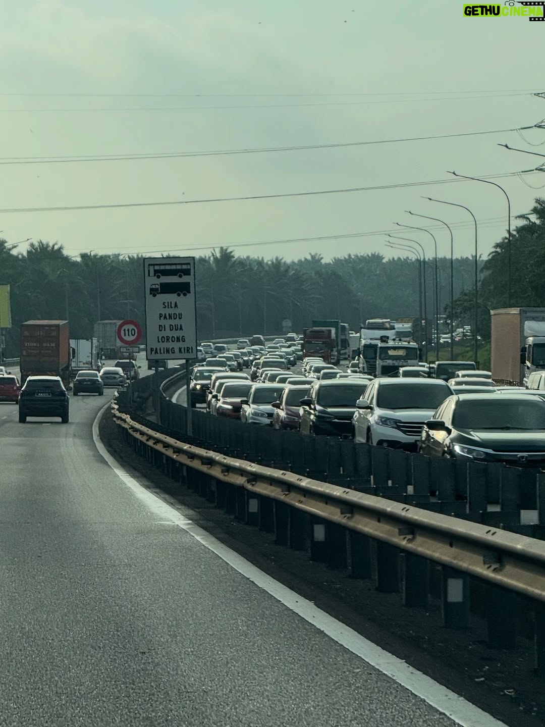 Nana Mahazan - 1.3K Likes - Walau seketika 🤍

Drive safe semua yang pulang kekampung atau kemana jua tujuaannya.. Happy holiday semua 😘