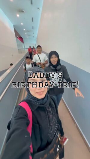 Nana Mahazan Instagram - Happiest birthday the LOML @raqeembrian 🤍
#sampaisyurga #7thAugust #Augustbaby
Breakdown sikit for u guys :
We stayed in Holiday Inn Express Bangkok Siam by IHG.
Sebab dekat nak jalan ke Siam Square. Byk kedai best situ especially MRB’s fav, Pronto.
Day 1 - Siam Square (bday eve dinner kat Phrigkiao ok ni sedap kitaorg suka)
Day 2 - Siam Square (bday lunch kat The Beef Master in MBK juga sedap) Train Night Market (emm bosan sikit but boley laaa)
Day 3 - Bangsue Junction (giler kentang byk giler barang vintage) Siam Square (again 😂) MBK for quick massage, pastu durian kat roadside je
Day 4 - balik
This trip memang kitaorg area Siam square je. Gile bapak byk malls (Siam Paragon, Siam Centre, Siam Discovery, MBK) n kedai n market n stalls n performances and memacam lah.. So hotel mmg walking distance je semua. Hotel tu kitaorg amik Family room. 🤍
#NanaManusiaGigih