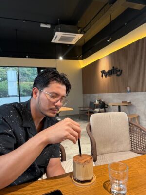 Nana Mahazan Instagram - Ada yang singgah 7baris hari ni.. Siapa ek ni geng? Cuba tag dia 🙈 7iramisu Latte mmg fav! 😘