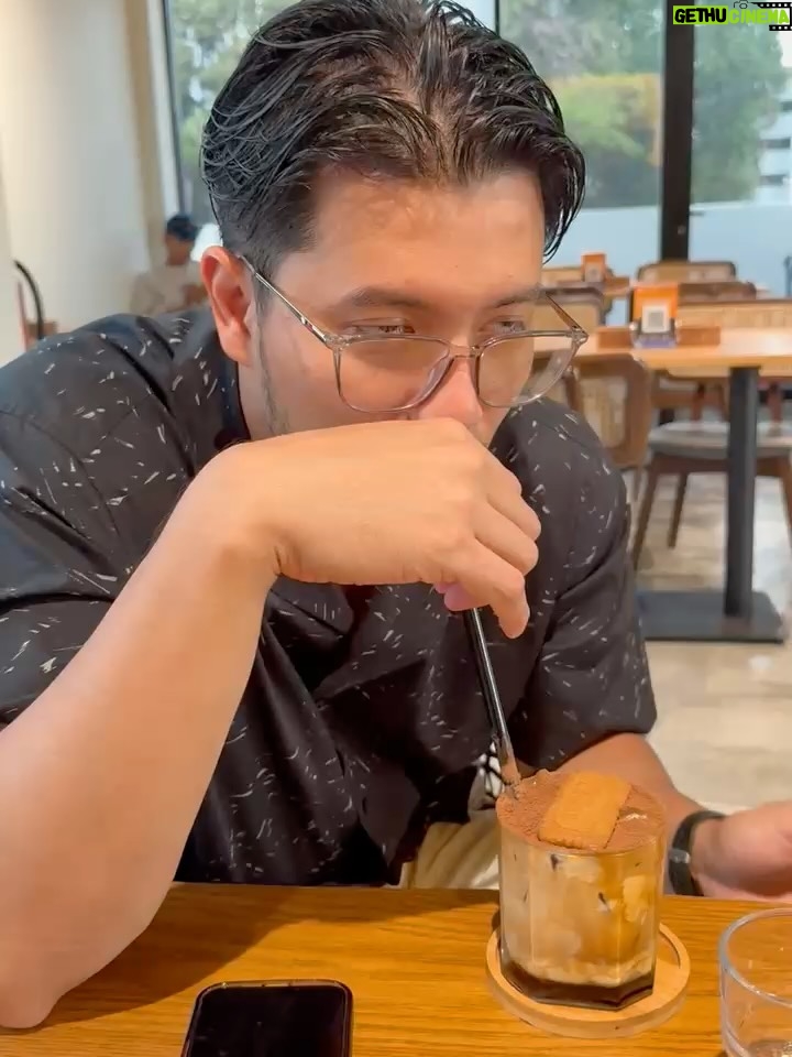 Nana Mahazan - 5.9K Likes - Ada yang singgah 7baris hari ni.. Siapa ek ni geng? Cuba tag dia 🙈 7iramisu Latte mmg fav! 😘