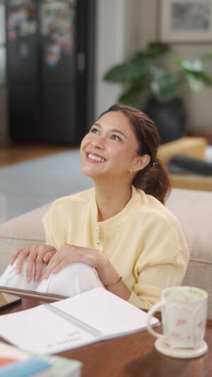Nana Mirdad Instagram - It’s that time of the yearrr, planning liburan 🤩
Banyak yang tanya kan, kalo mau liburan apa yang disiapin? Nih ya salah satunya beli valas, aku belinya di aplikasi M2U ID dari @maybankid karena beneran ngebantu planning & investasi budget liburan.
Beneran deh menabung bukan sekadar menyimpan, tapi mewujudkan mimpi keluarga. Pokoknya investasi kecil hari ini = memori besar nanti 🥰💛