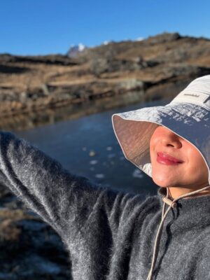 Nana Mirdad Instagram - It's been sunny so it's time to visit the animals 🐐🥳 They are soooo cute! ✨
#newzealand #thewhitesjourney #funthingstodowithkids #winter2025 #mountainscape #mytherapy #beautifulday☀️