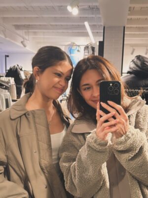 Nana Mirdad Instagram - The moment of realisation, i am currently traveling with " not so little " kids anymore!! 🫣
Masih kebayang saat2nya traveling sama mereka and perlu bawa popok, bawa stroller kemana2, nyesuaiin jam tidur mereka lah kalo mau jalan2... Tiba2 udah pada segede ini ajaaa, asiknya sekarang mereka yang harus nyesuaiin bapak ibunya mau kemana and ngapain 🤪🥰 Definitely more freedom disaat anak2 udah gede gini hehe.. That's the upside! Downside nya ? Makin susah dibilangin karena mereka udah punya opini dan kemauan masing2. Kudu ngajak ribut duluuu kalo mau ajak mereka lakuin sesuatu yang mereka ga tertarik🤣
Am I right, parentsss ?! 😘
*percayalah.. Banyak moment foto2 ini dimana anak2 remajaku harus dipaksa dulu buat ikut jalan2😆. Namun jadi orang tua kadang kita harus keras kepala and ngotot juga.*
Ujung2nya toh mereka happy, maminya happy, semua happy 🤭
#raisingteenagers
#thewhitesjournal #queenstown #secondhome #wintertrip #makingmemories #qualitytime #schoolholiday #heavenisaplaceonearth #newzealand