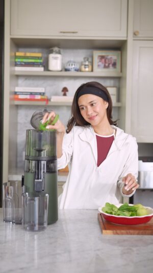 Nana Mirdad Instagram - Coba dari ketiga tipe ibu-ibu kalian tipe yangg manaa?
Si Housewife yang suka kreasi cantik-cantik
Si Sporty Wife yang selalu pentingin semua nutrisi
Si Working Wife yang gak suka ribet tapi harus sehat
Semua tipe ibu-ibu dijamin cocok sama Hurom Slow Juicer H410 ini, langsung aja cek di @azko.id @huromindonesia sekarang! 🥰✨
#AZKO #AZKOBebasBelanjaTanpaBatas