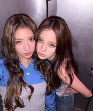 Nana Ou-Yang Instagram - happy 21’ @_didiouyang__
沒想到轉眼你就21歲了 希望你的生活充滿讓自己快樂的人事物
一直保持自己最真的樣子去面對自己選擇的生活 做好自己內心所想就足夠了!謝謝你不只是我的家人 還是我最好的朋友 你的堅定 勇敢補足了我缺失的那一部分 我的小小脆弱也常常能在你那裡得到釋放 謝謝你無條件的照顧 你是那麼的棒 那麼的美好!!繼續加油飽飽 用你的方式在自己的小世界裡發光🩵
二十一是很美好的年紀 願你心之所想,皆成所願。
陪你一起一直到八十歲!