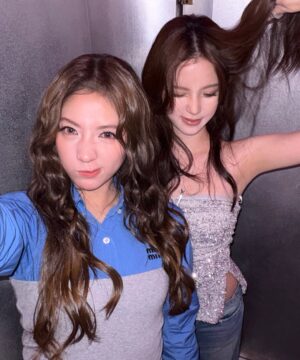 Nana Ou-Yang Instagram - happy 21’ @_didiouyang__
沒想到轉眼你就21歲了 希望你的生活充滿讓自己快樂的人事物
一直保持自己最真的樣子去面對自己選擇的生活 做好自己內心所想就足夠了!謝謝你不只是我的家人 還是我最好的朋友 你的堅定 勇敢補足了我缺失的那一部分 我的小小脆弱也常常能在你那裡得到釋放 謝謝你無條件的照顧 你是那麼的棒 那麼的美好!!繼續加油飽飽 用你的方式在自己的小世界裡發光🩵
二十一是很美好的年紀 願你心之所想,皆成所願。
陪你一起一直到八十歲!