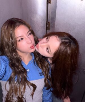 Nana Ou-Yang Instagram - happy 21’ @_didiouyang__
沒想到轉眼你就21歲了 希望你的生活充滿讓自己快樂的人事物
一直保持自己最真的樣子去面對自己選擇的生活 做好自己內心所想就足夠了!謝謝你不只是我的家人 還是我最好的朋友 你的堅定 勇敢補足了我缺失的那一部分 我的小小脆弱也常常能在你那裡得到釋放 謝謝你無條件的照顧 你是那麼的棒 那麼的美好!!繼續加油飽飽 用你的方式在自己的小世界裡發光🩵
二十一是很美好的年紀 願你心之所想,皆成所願。
陪你一起一直到八十歲!