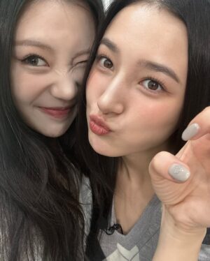 Nancy Jewel McDonie Instagram - 크리스마스 이브에
@j_oo.e_0en 주이가 네일샵을 차렸다구?!❤️🎄
당장 달려가아아ㅏㅏ 유투브 채널오픈 축하행👏🏻👏🏻