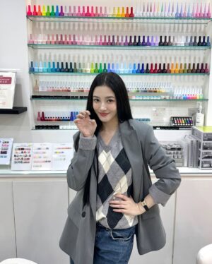 Nancy Jewel McDonie Instagram - 크리스마스 이브에
@j_oo.e_0en 주이가 네일샵을 차렸다구?!❤️🎄
당장 달려가아아ㅏㅏ 유투브 채널오픈 축하행👏🏻👏🏻
