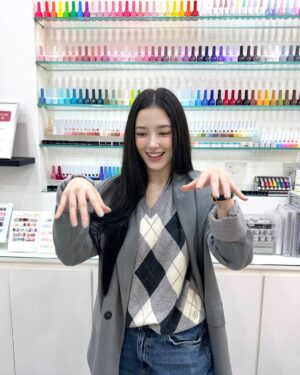 Nancy Jewel McDonie Instagram - 크리스마스 이브에
@j_oo.e_0en 주이가 네일샵을 차렸다구?!❤️🎄
당장 달려가아아ㅏㅏ 유투브 채널오픈 축하행👏🏻👏🏻
