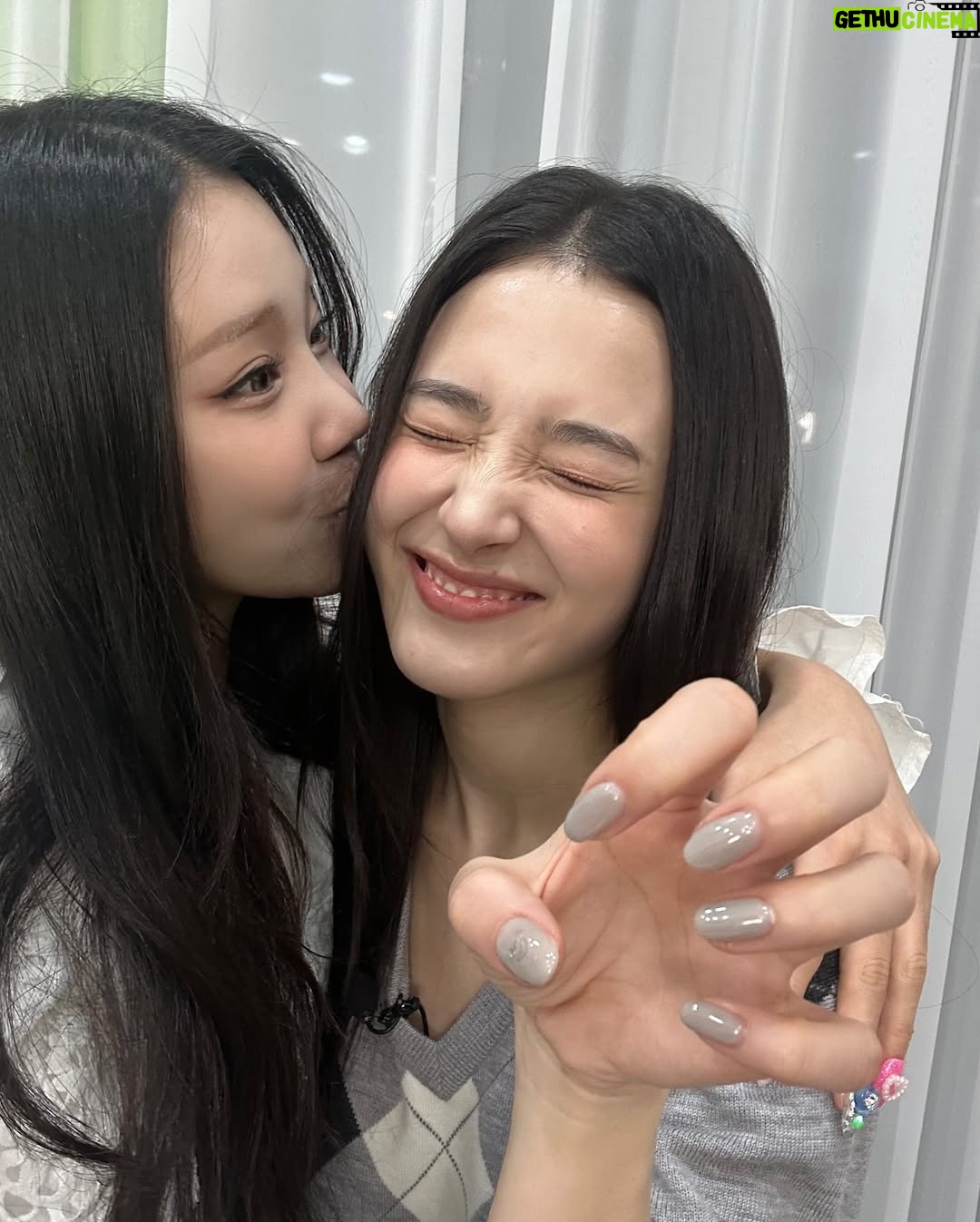 Nancy Jewel McDonie - 223K Likes - 크리스마스 이브에 
@j_oo.e_0en 주이가 네일샵을 차렸다구?!❤️🎄
당장 달려가아아ㅏㅏ 유투브 채널오픈 축하행👏🏻👏🏻