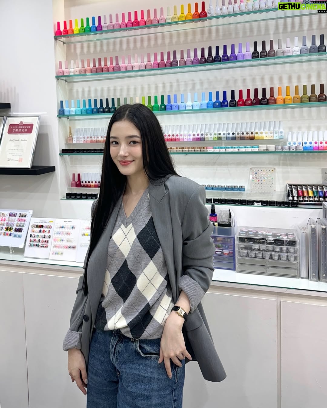 Nancy Jewel McDonie - 223K Likes - 크리스마스 이브에 
@j_oo.e_0en 주이가 네일샵을 차렸다구?!❤️🎄
당장 달려가아아ㅏㅏ 유투브 채널오픈 축하행👏🏻👏🏻