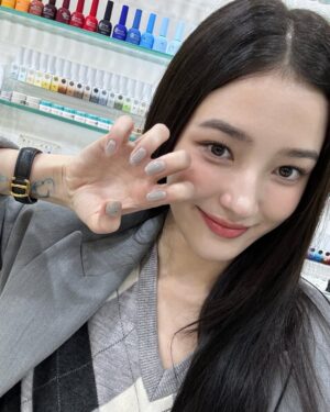Nancy Jewel McDonie Instagram - 크리스마스 이브에
@j_oo.e_0en 주이가 네일샵을 차렸다구?!❤️🎄
당장 달려가아아ㅏㅏ 유투브 채널오픈 축하행👏🏻👏🏻
