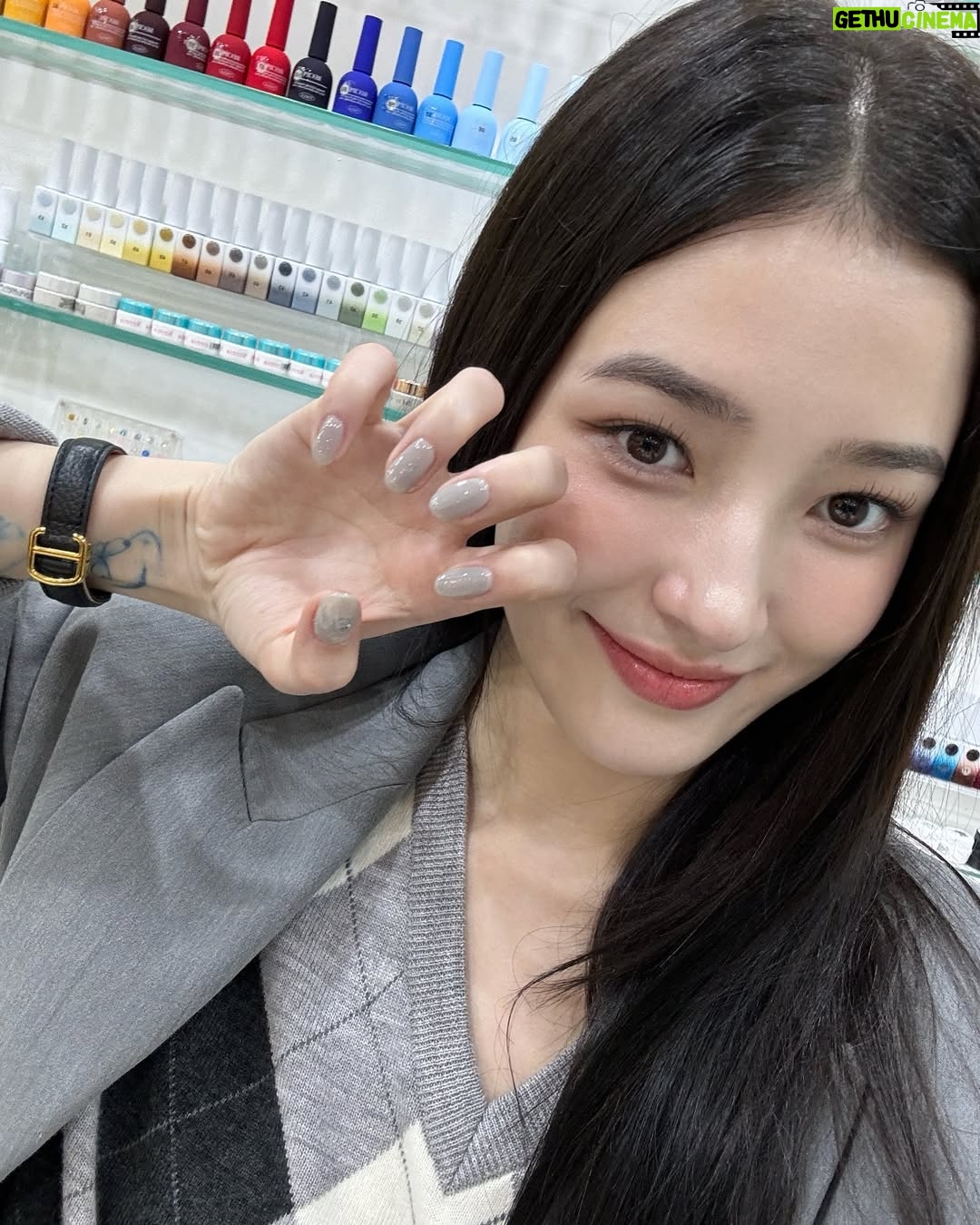 Nancy Jewel McDonie - 223K Likes - 크리스마스 이브에 
@j_oo.e_0en 주이가 네일샵을 차렸다구?!❤️🎄
당장 달려가아아ㅏㅏ 유투브 채널오픈 축하행👏🏻👏🏻