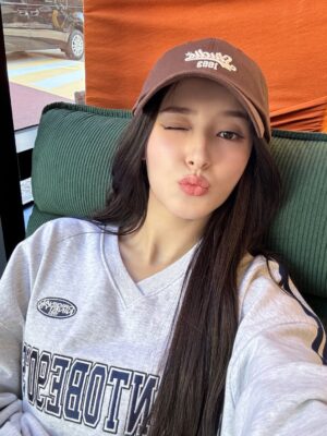 Nancy Jewel McDonie Instagram - #광고 오늘의 #OOTD 🤎🤍🖤
#1993스튜디오 #1993 #cap #outfit