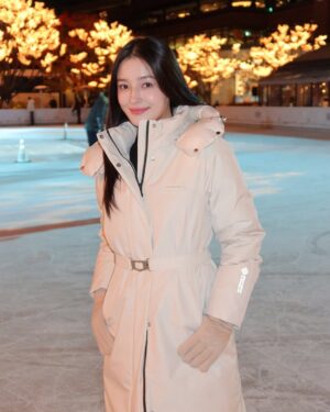 Nancy Jewel McDonie Instagram - 패딩도 드뮤어룩으로. 페미닌한 핏의 코르티나 패딩에, 리본 포인트가 사랑스러운 피오카 2.0 패딩 부츠 매치하니 아이스링크 호텔 파티에도 넘 잘 어울리쟈나❄⛸☃ @duveticakorea
#광고 #듀베티카 #김지원패딩 #듀베티카패딩 #패딩부츠 #연말 #호캉스 #연말선물