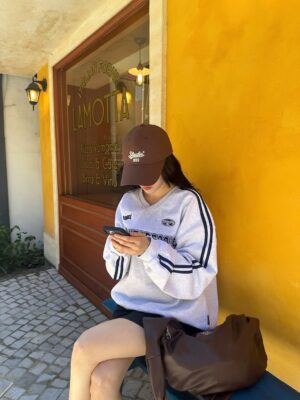 Nancy Jewel McDonie Instagram - #광고 오늘의 #OOTD 🤎🤍🖤
#1993스튜디오 #1993 #cap #outfit