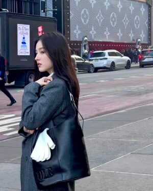 Nancy Jewel McDonie Instagram - Wandering the big city
#광고 @nicknicole_official #닉앤니콜 #NICKNICOLE #ROSE