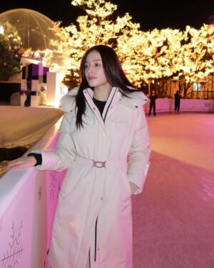 Nancy Jewel McDonie Instagram - 패딩도 드뮤어룩으로. 페미닌한 핏의 코르티나 패딩에, 리본 포인트가 사랑스러운 피오카 2.0 패딩 부츠 매치하니 아이스링크 호텔 파티에도 넘 잘 어울리쟈나❄⛸☃ @duveticakorea
#광고 #듀베티카 #김지원패딩 #듀베티카패딩 #패딩부츠 #연말 #호캉스 #연말선물
