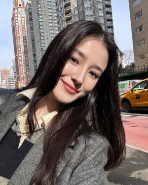 Nancy Jewel McDonie Instagram - Wandering the big city
#광고 @nicknicole_official #닉앤니콜 #NICKNICOLE #ROSE