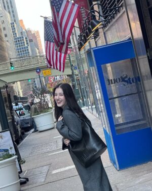 Nancy Jewel McDonie Instagram - Wandering the big city
#광고 @nicknicole_official #닉앤니콜 #NICKNICOLE #ROSE
