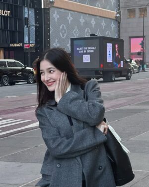 Nancy Jewel McDonie Instagram - Wandering the big city
#광고 @nicknicole_official #닉앤니콜 #NICKNICOLE #ROSE