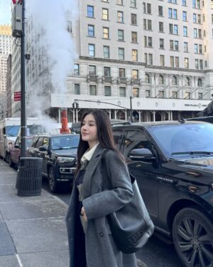 Nancy Jewel McDonie Instagram - Wandering the big city
#광고 @nicknicole_official #닉앤니콜 #NICKNICOLE #ROSE