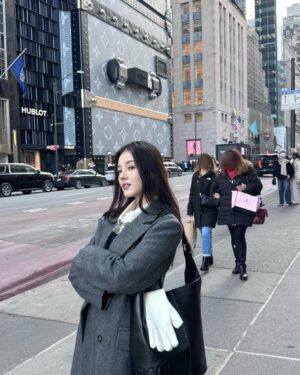 Nancy Jewel McDonie Instagram - Wandering the big city
#광고 @nicknicole_official #닉앤니콜 #NICKNICOLE #ROSE