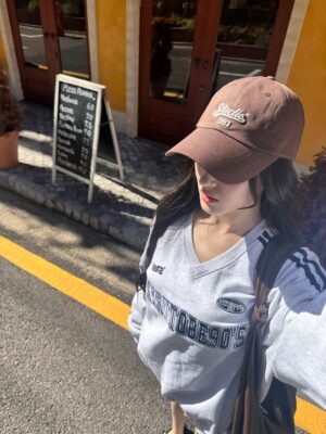 Nancy Jewel McDonie Instagram - #광고 오늘의 #OOTD 🤎🤍🖤
#1993스튜디오 #1993 #cap #outfit