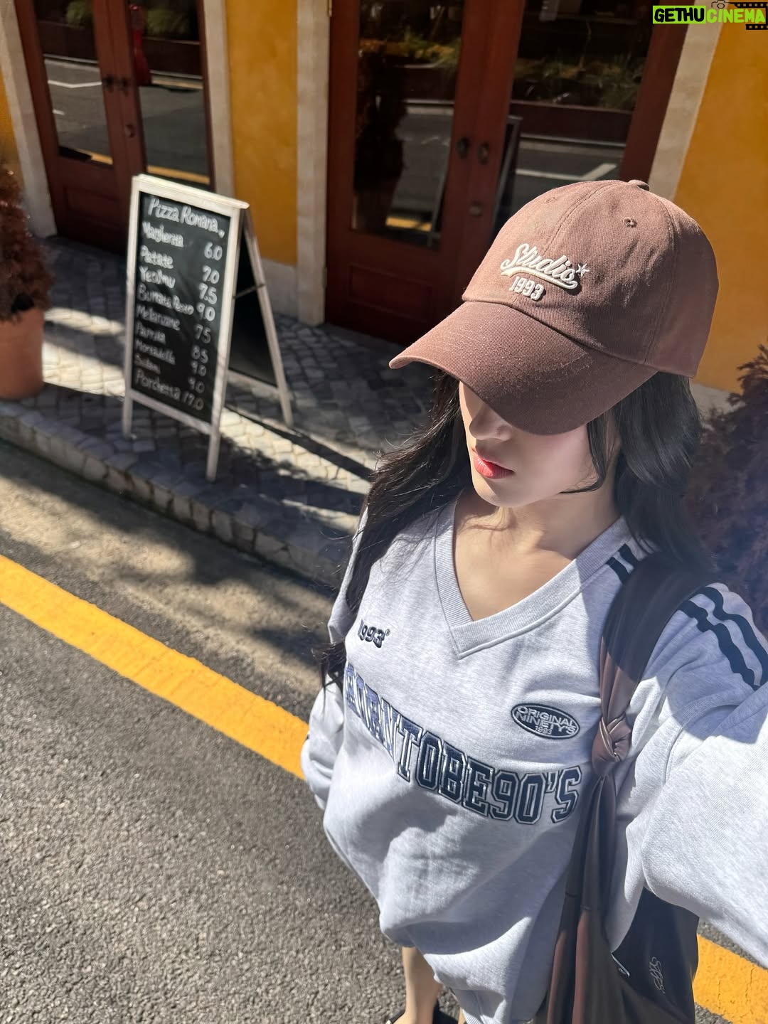 Nancy Jewel McDonie - 320.5K Likes - #광고 오늘의 #OOTD 🤎🤍🖤

#1993스튜디오 #1993 #cap #outfit