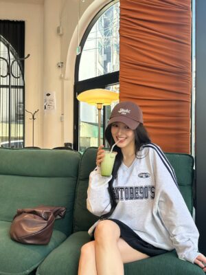 Nancy Jewel McDonie Instagram - #광고 오늘의 #OOTD 🤎🤍🖤
#1993스튜디오 #1993 #cap #outfit