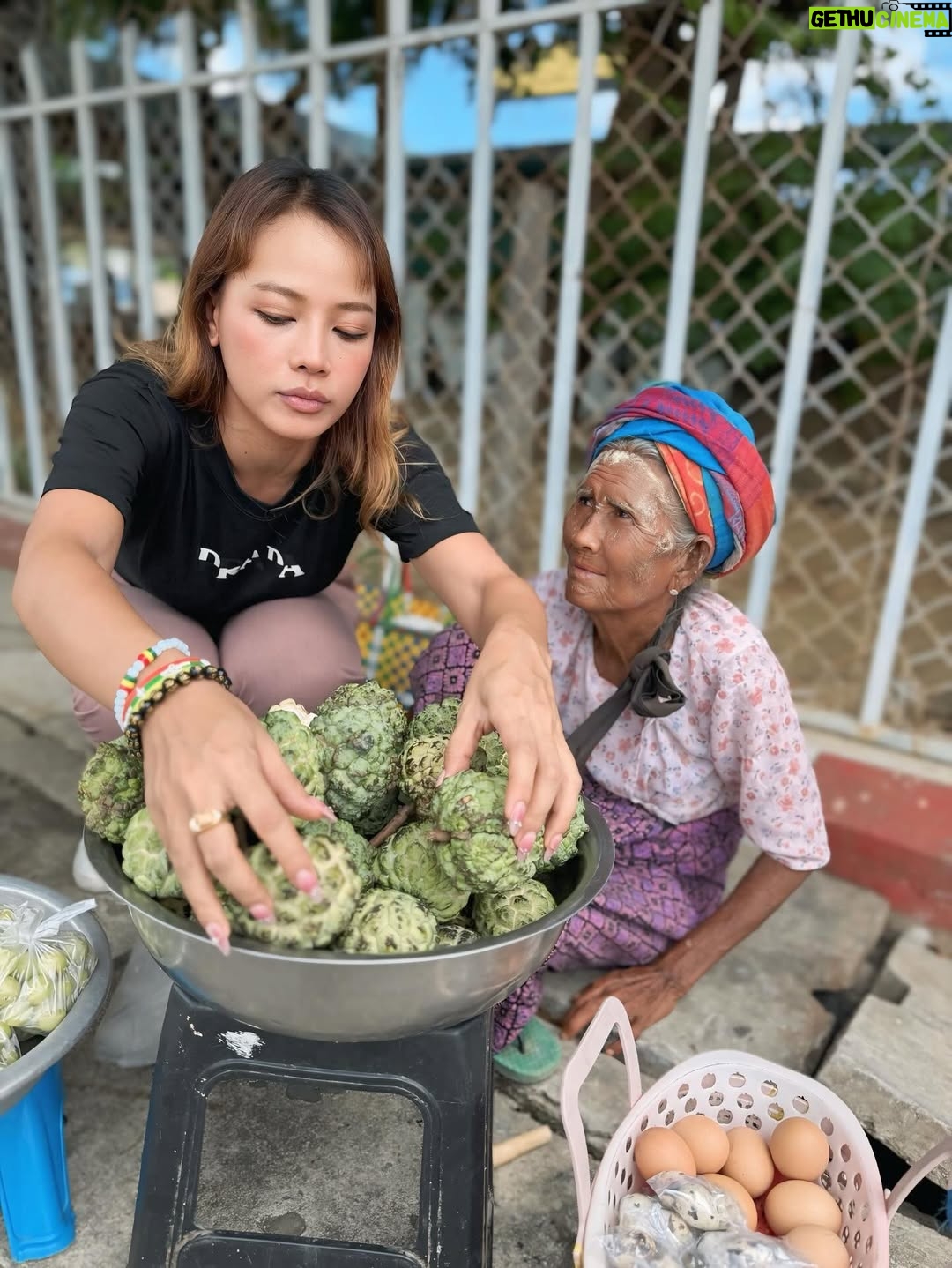 Nang Khin Zay Yar - 419 Likes - 🌳ဩဇာသီးရာသီ ရောက်လာပြီနော်။ အသီးအနှံကြိုက် သူမို့ အသီးအနှံလှတာတွေ ဝယ်ချင်နေတာပဲ။ (၂၈၅) မိုင် Feel ဆိုင်ရှေ့မှာ ရောင်းတဲ့ အဖွားက မဝယ်ရသေးဘူး အလကား စားဆိုတာကြီးပဲ။ သမီးလည်းစျေးသည် ကူလုပ်ပေးခဲ့တယ်။ တန်မှတန် ချိူမှချို တစ်လုံး(၁၀၀၀)ပဲနော်။ လမ်းကြုံရင် အဖွားကို အားပေးလိုက်ဦးနော်..