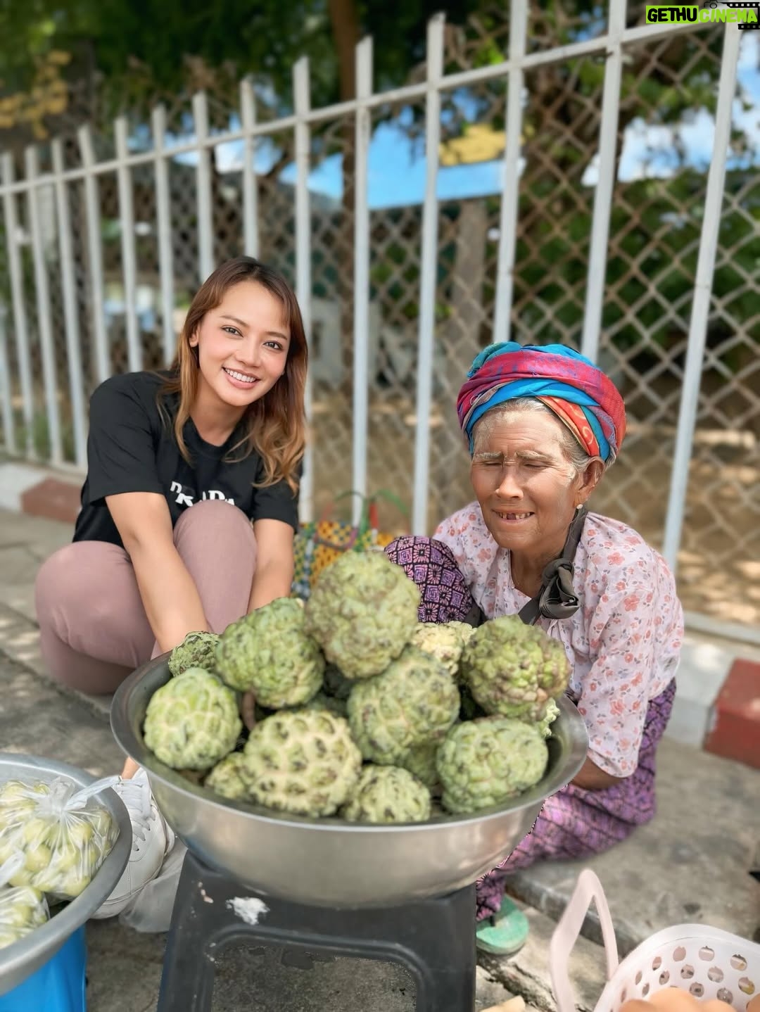 Nang Khin Zay Yar - 419 Likes - 🌳ဩဇာသီးရာသီ ရောက်လာပြီနော်။ အသီးအနှံကြိုက် သူမို့ အသီးအနှံလှတာတွေ ဝယ်ချင်နေတာပဲ။ (၂၈၅) မိုင် Feel ဆိုင်ရှေ့မှာ ရောင်းတဲ့ အဖွားက မဝယ်ရသေးဘူး အလကား စားဆိုတာကြီးပဲ။ သမီးလည်းစျေးသည် ကူလုပ်ပေးခဲ့တယ်။ တန်မှတန် ချိူမှချို တစ်လုံး(၁၀၀၀)ပဲနော်။ လမ်းကြုံရင် အဖွားကို အားပေးလိုက်ဦးနော်..