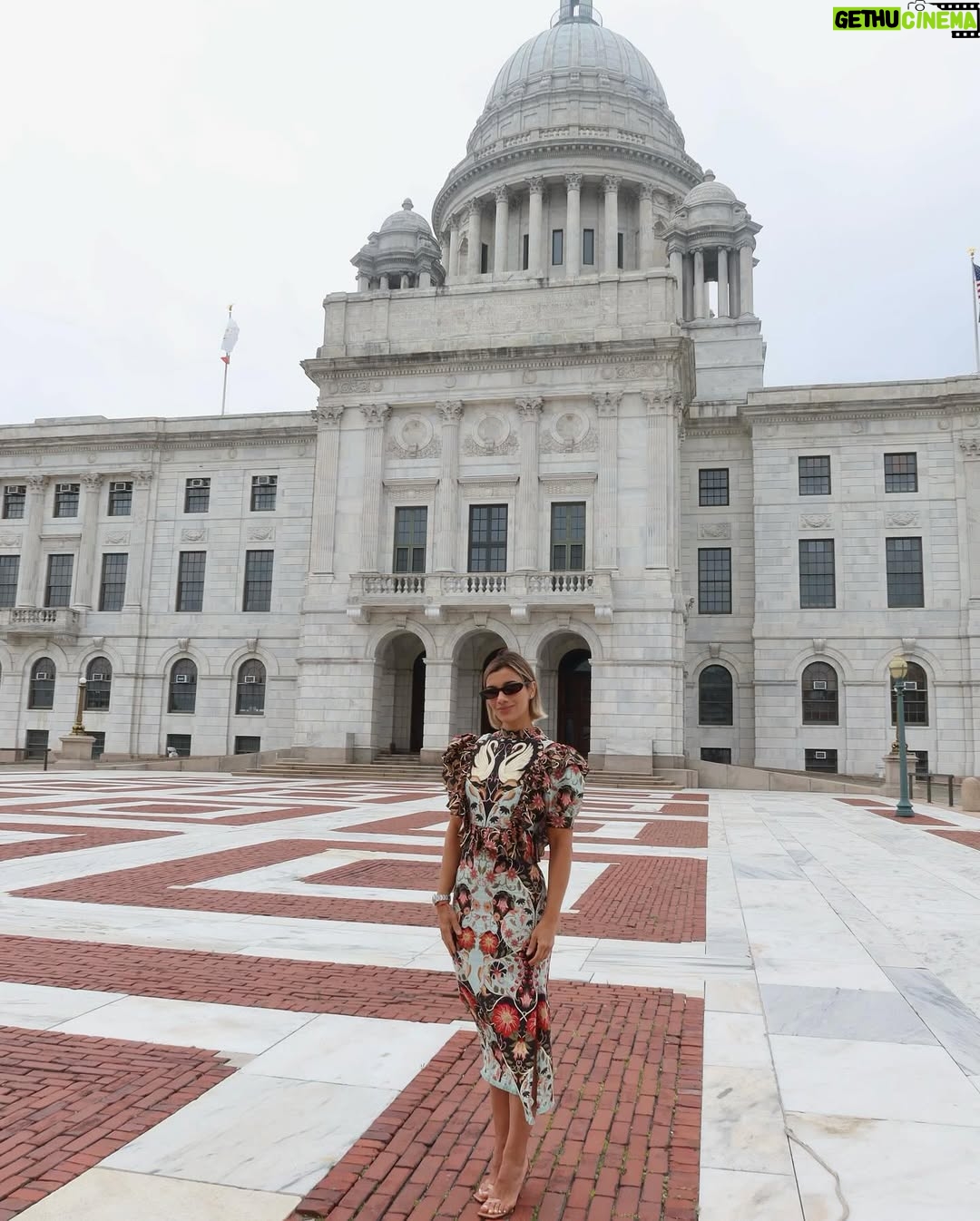 Nashla Bogaert - 49.2K Likes - Recibo con mucha ilusión, esta distinción que me han hecho los oficiales selectos de la Casa Estatal de Rhode Island… evento organizado por Spring Colors.

Recibir el cariño de la diáspora dominicana es como tener de regalo un pedacito de sus corazones en cada abrazo que me dan.