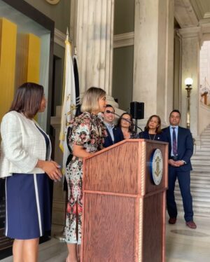 Nashla Bogaert Instagram - Recibo con mucha ilusión, esta distinción que me han hecho los oficiales selectos de la Casa Estatal de Rhode Island… evento organizado por Spring Colors.
Recibir el cariño de la diáspora dominicana es como tener de regalo un pedacito de sus corazones en cada abrazo que me dan.