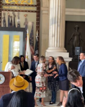 Nashla Bogaert Instagram - Recibo con mucha ilusión, esta distinción que me han hecho los oficiales selectos de la Casa Estatal de Rhode Island… evento organizado por Spring Colors.
Recibir el cariño de la diáspora dominicana es como tener de regalo un pedacito de sus corazones en cada abrazo que me dan.