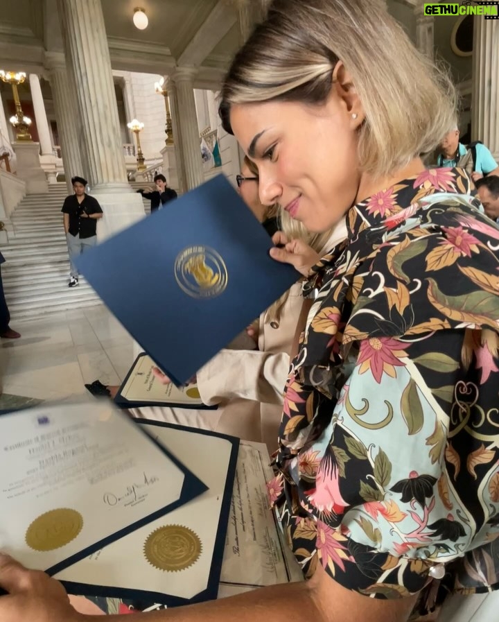 Nashla Bogaert - 49.2K Likes - Recibo con mucha ilusión, esta distinción que me han hecho los oficiales selectos de la Casa Estatal de Rhode Island… evento organizado por Spring Colors.

Recibir el cariño de la diáspora dominicana es como tener de regalo un pedacito de sus corazones en cada abrazo que me dan.