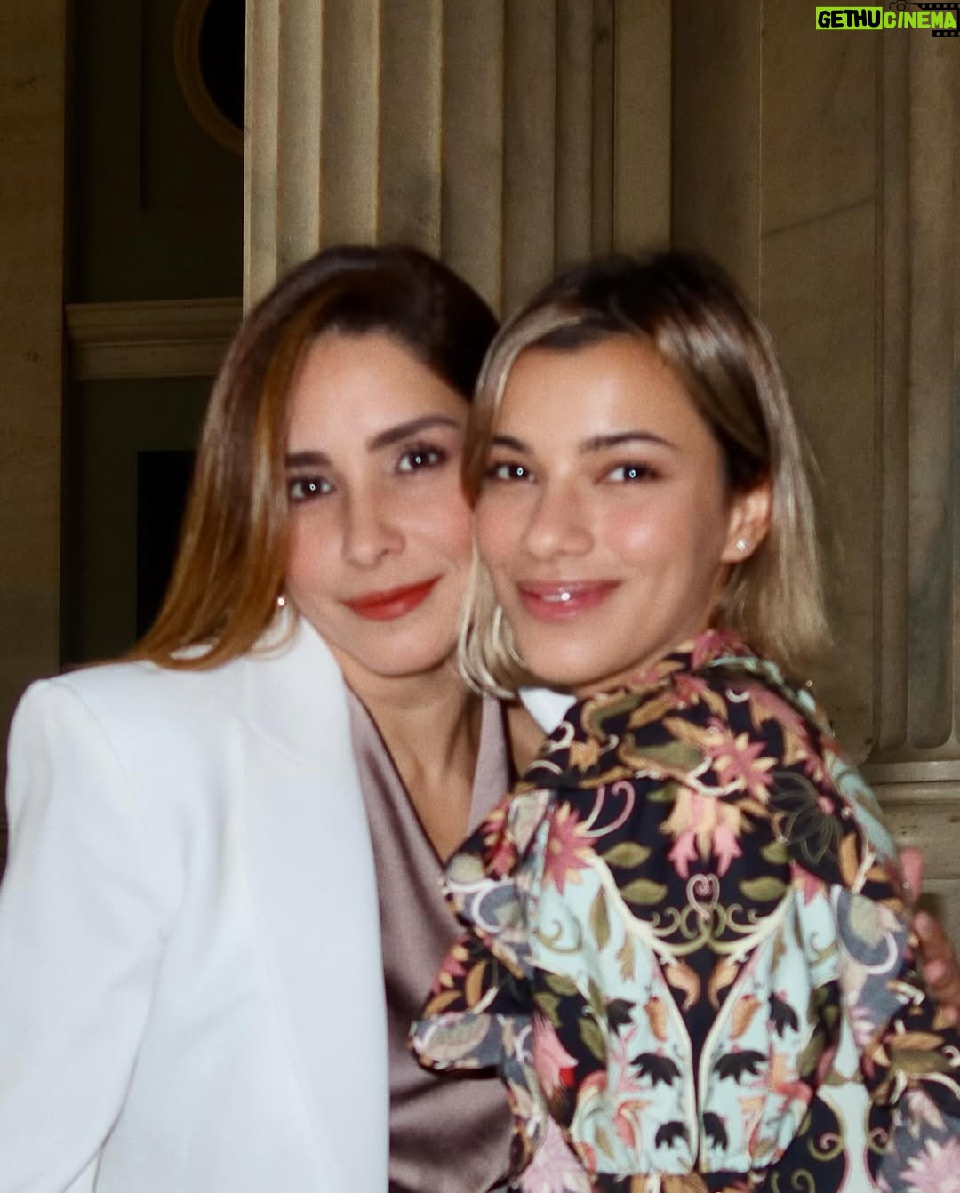 Nashla Bogaert - 49.2K Likes - Recibo con mucha ilusión, esta distinción que me han hecho los oficiales selectos de la Casa Estatal de Rhode Island… evento organizado por Spring Colors.

Recibir el cariño de la diáspora dominicana es como tener de regalo un pedacito de sus corazones en cada abrazo que me dan.
