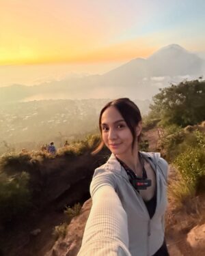 Nasya Marcella Instagram - Pelan-pelan ke checklist lagi daftar Gunung yang sudah di daki 🌄
Gunung Batur ini nggak susah sih tapi buat aku yang suka sesek kalo berangkat nya dari subuh untuk liat sunrise, punya tantangan tersendiri. Kira2 2,5 jam dari penginapan (Toteme Glamping) untuk sampai summit. Perjalanan dibantu oleh @gunungbaturtrekking yang menyiapkan alat2 nya serta sarapan diatas ☺️
Diatas juga ketemu beberapa monyet baik 🐒🐒🐒