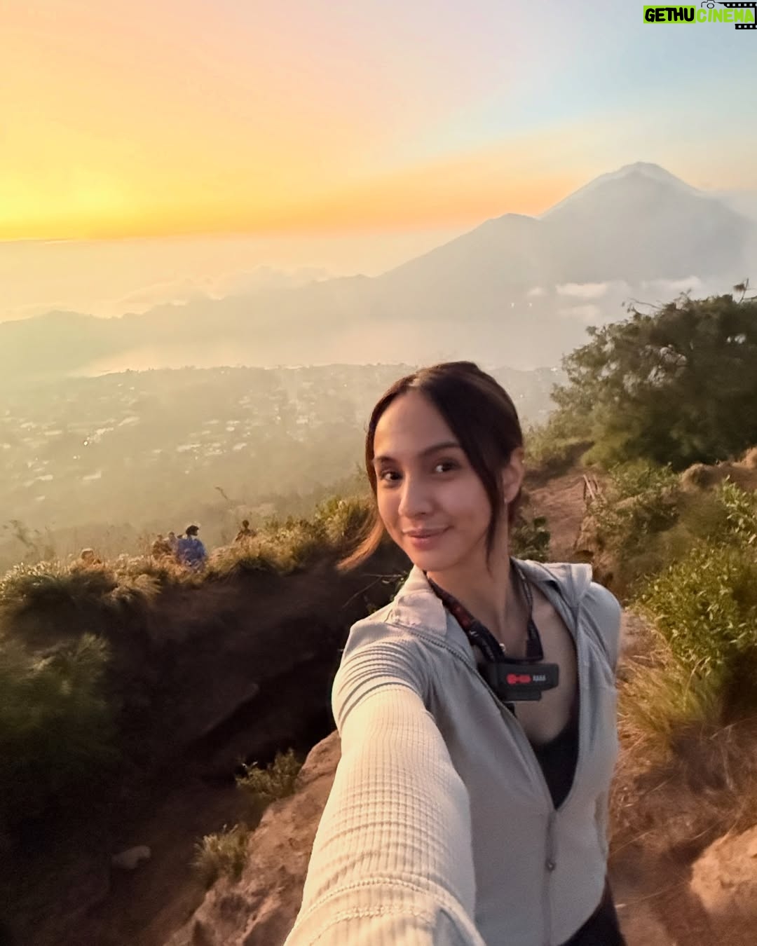 Nasya Marcella - 3 Likes - Pelan-pelan ke checklist lagi daftar Gunung yang sudah di daki 🌄

Gunung Batur ini nggak susah sih tapi buat aku yang suka sesek kalo berangkat nya dari subuh untuk liat sunrise, punya tantangan tersendiri. Kira2 2,5 jam dari penginapan (Toteme Glamping) untuk sampai summit. Perjalanan dibantu oleh @gunungbaturtrekking yang menyiapkan alat2 nya serta sarapan diatas ☺️ 

Diatas juga ketemu beberapa monyet baik 🐒🐒🐒