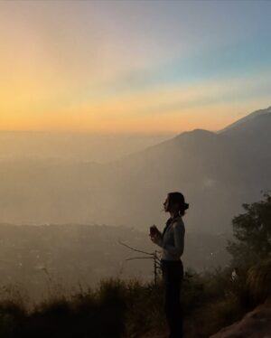 Nasya Marcella Instagram - Pelan-pelan ke checklist lagi daftar Gunung yang sudah di daki 🌄
Gunung Batur ini nggak susah sih tapi buat aku yang suka sesek kalo berangkat nya dari subuh untuk liat sunrise, punya tantangan tersendiri. Kira2 2,5 jam dari penginapan (Toteme Glamping) untuk sampai summit. Perjalanan dibantu oleh @gunungbaturtrekking yang menyiapkan alat2 nya serta sarapan diatas ☺️
Diatas juga ketemu beberapa monyet baik 🐒🐒🐒