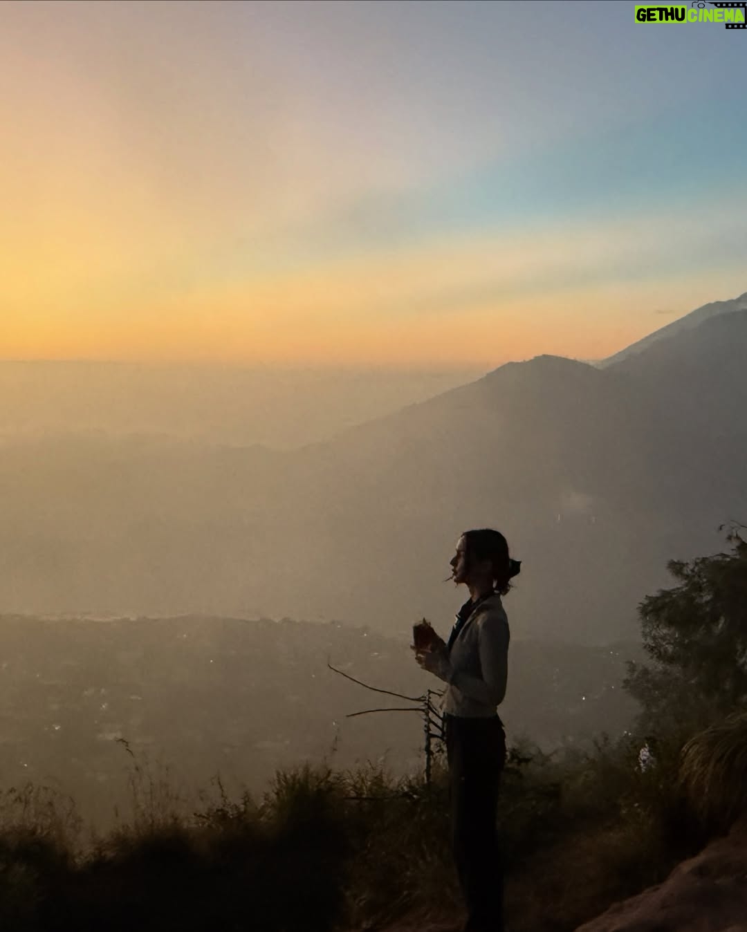 Nasya Marcella - 3 Likes - Pelan-pelan ke checklist lagi daftar Gunung yang sudah di daki 🌄

Gunung Batur ini nggak susah sih tapi buat aku yang suka sesek kalo berangkat nya dari subuh untuk liat sunrise, punya tantangan tersendiri. Kira2 2,5 jam dari penginapan (Toteme Glamping) untuk sampai summit. Perjalanan dibantu oleh @gunungbaturtrekking yang menyiapkan alat2 nya serta sarapan diatas ☺️ 

Diatas juga ketemu beberapa monyet baik 🐒🐒🐒