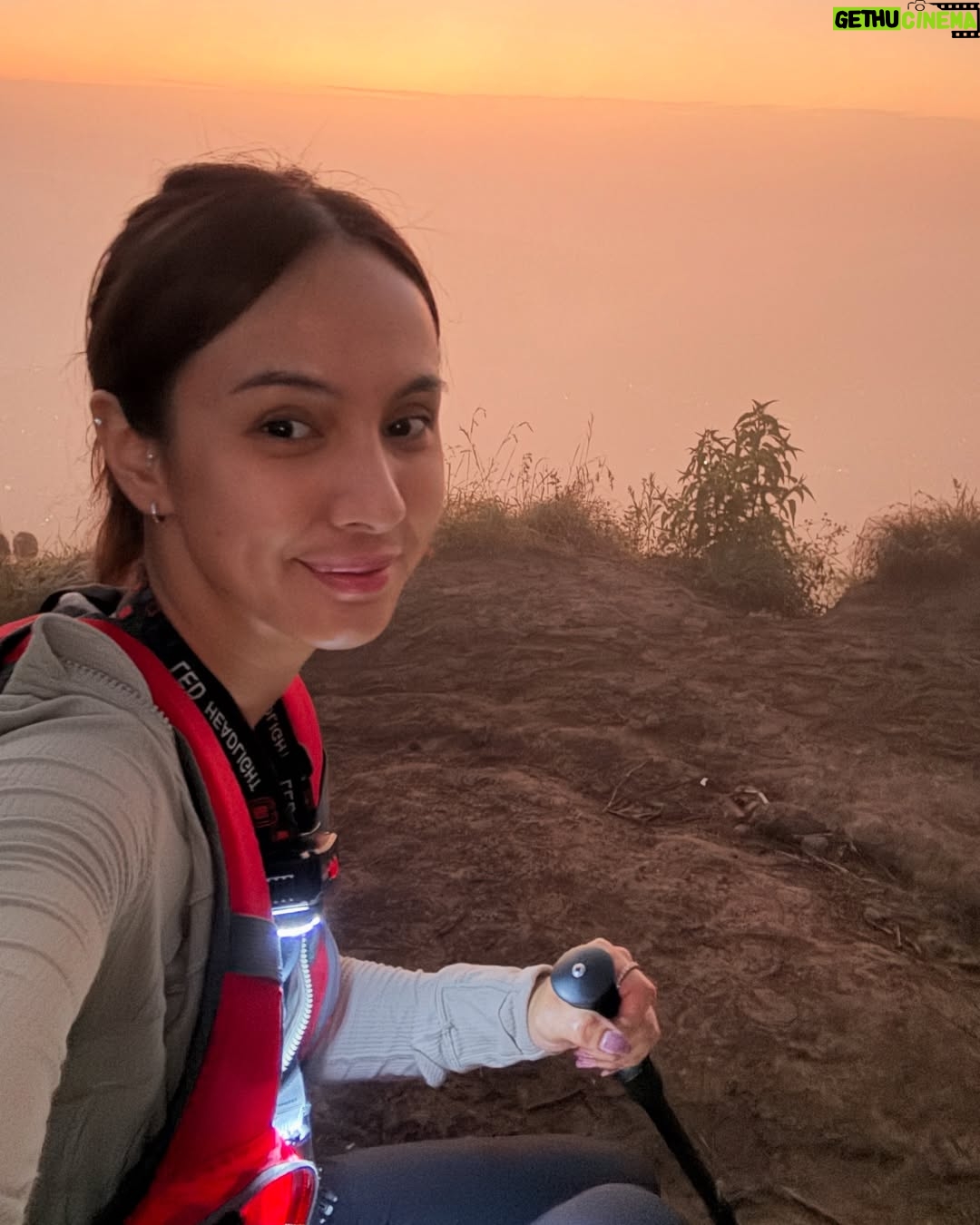 Nasya Marcella - 3 Likes - Pelan-pelan ke checklist lagi daftar Gunung yang sudah di daki 🌄

Gunung Batur ini nggak susah sih tapi buat aku yang suka sesek kalo berangkat nya dari subuh untuk liat sunrise, punya tantangan tersendiri. Kira2 2,5 jam dari penginapan (Toteme Glamping) untuk sampai summit. Perjalanan dibantu oleh @gunungbaturtrekking yang menyiapkan alat2 nya serta sarapan diatas ☺️ 

Diatas juga ketemu beberapa monyet baik 🐒🐒🐒